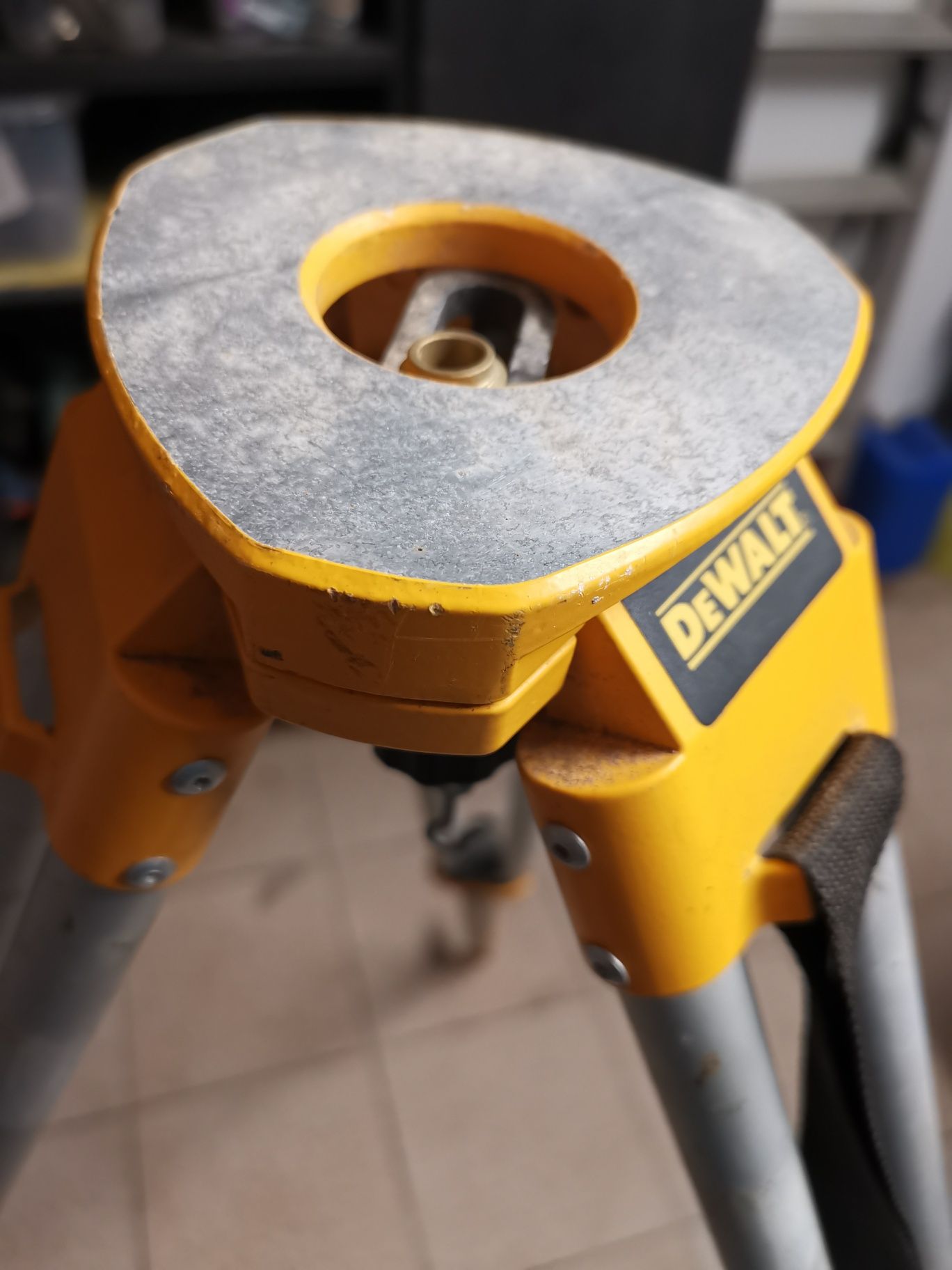 Vendo tripé DeWalt