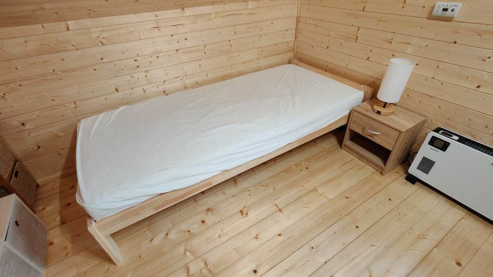 Łóżko drewniane z materacem