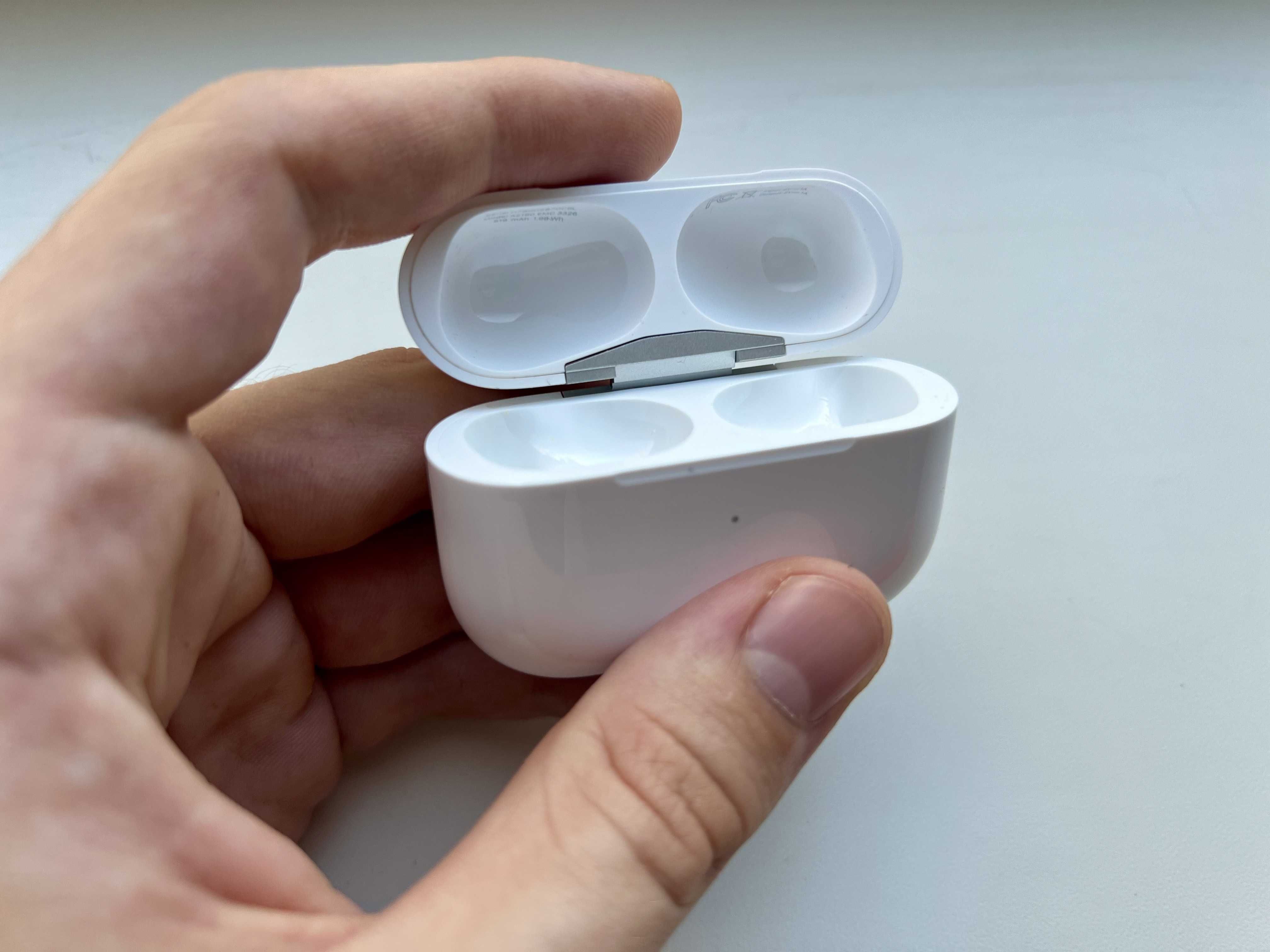 Зарядний Кейс AirPods Pro (разом з чохлом, кабелем зарядки,амбушюрами)