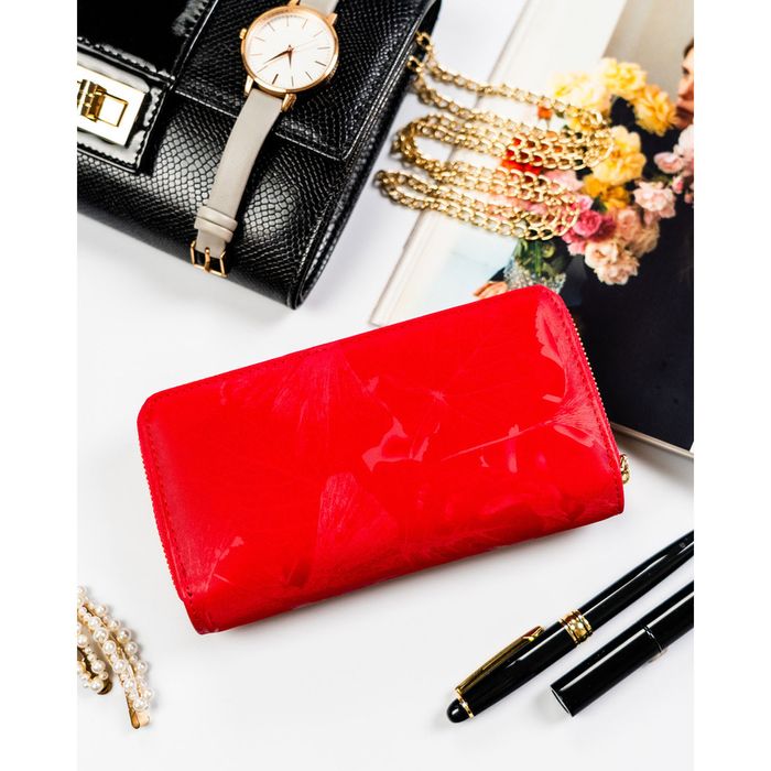 czerwony portfel w orientacji pionowej wykonany ze skóry naturalnej