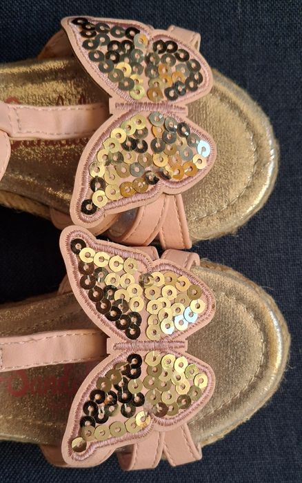 Bardzo ładne,nowe dziewczęce sandałki rozmiar 26.
