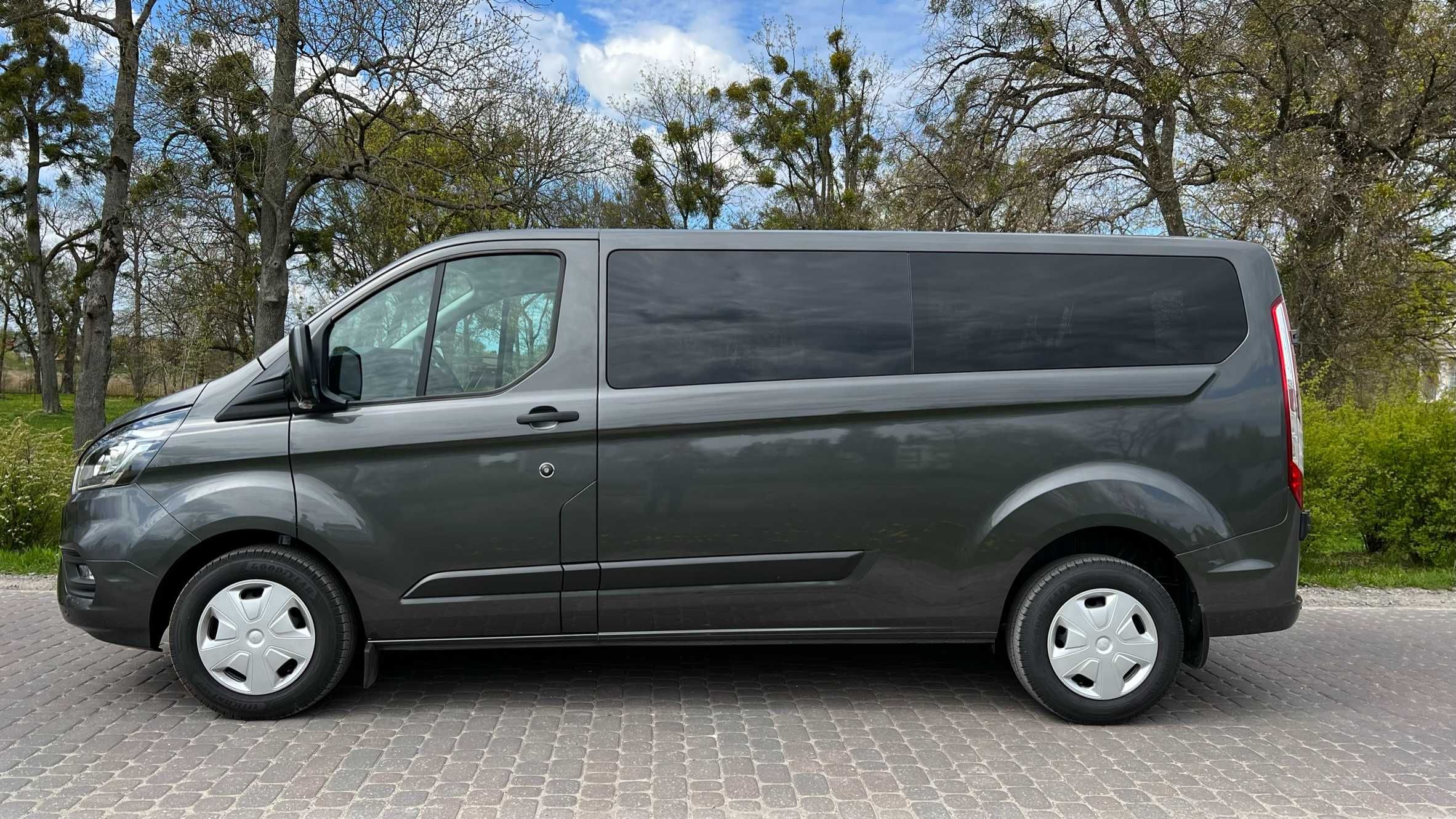 Wynajem busa, wypożyczalnia, bus 9 osobowy automat Ford Transit Custom