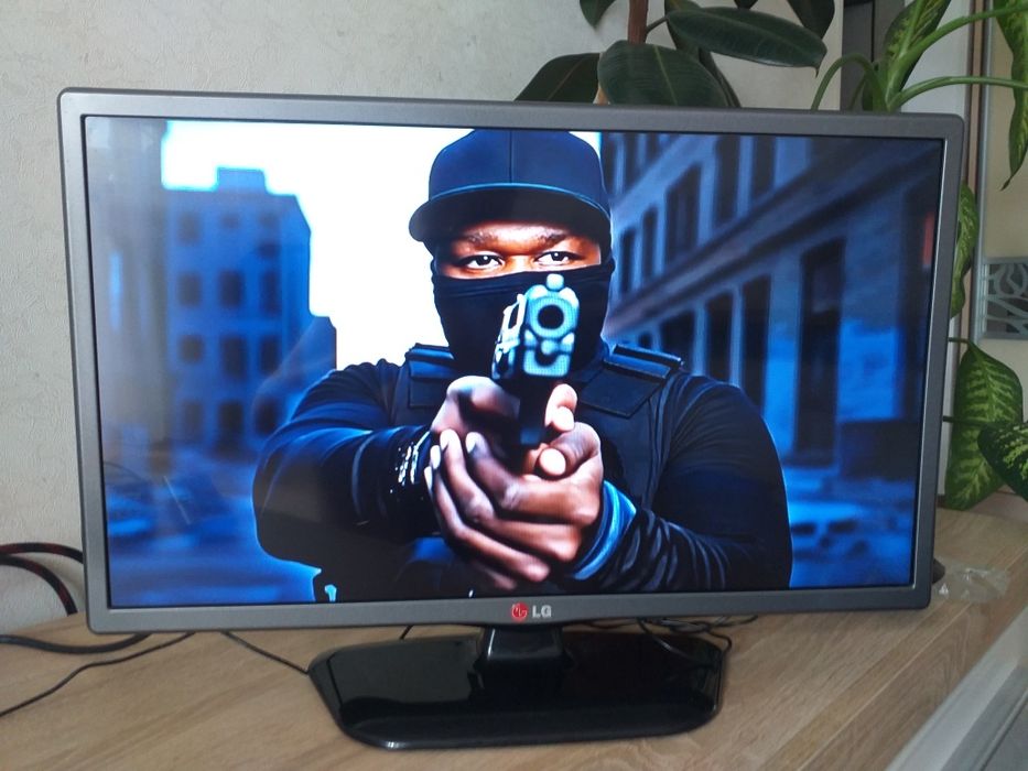 Недорого телевизор LG 22" диагональ. Smart TV. Wi-Fi.
