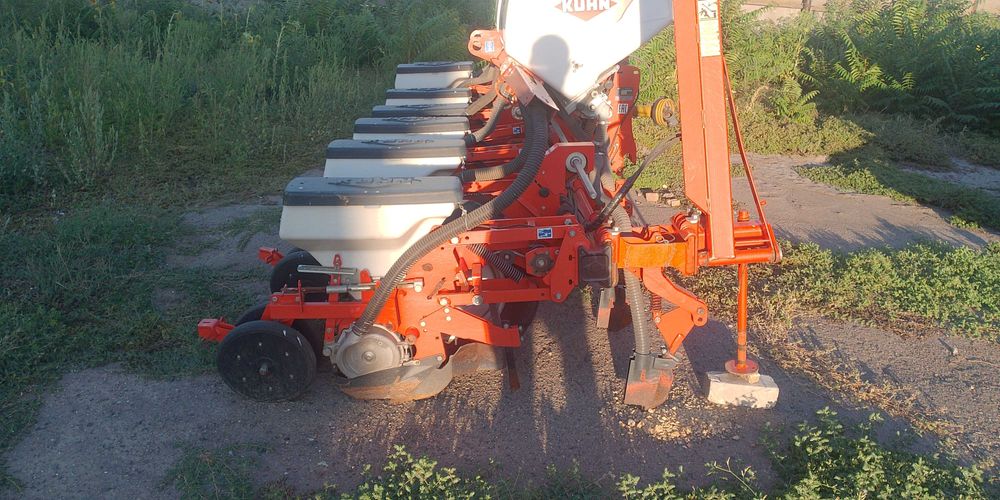 Продаєця сівалка кун плантер 3