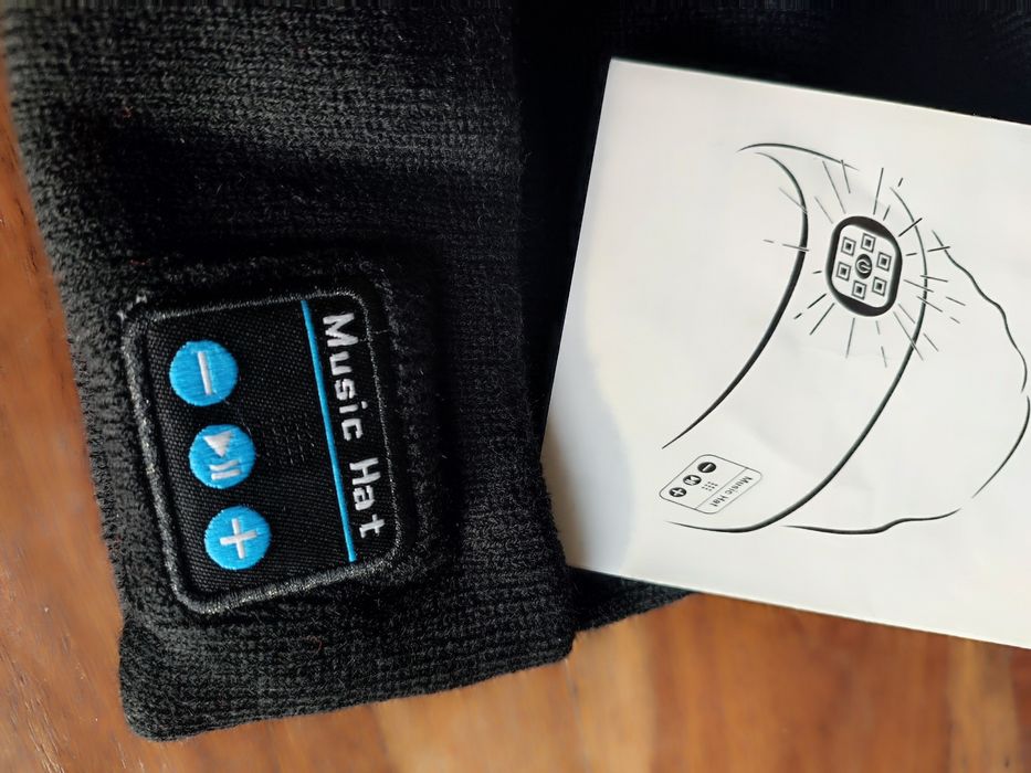 Czapka z dźwiękiem i światłem