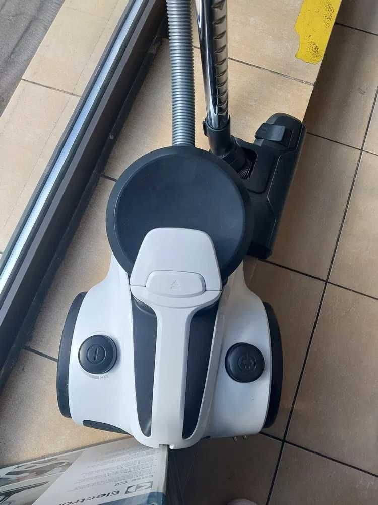 (227/25) Odkurzacz bezworkowy Electrolux Ease C2 ECC21-ZIW