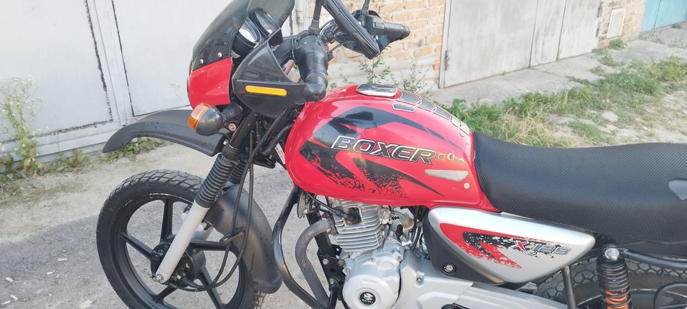 Bajaj boxer 125x 2021 рік мотоцикл, офіційний, на повному ходу.