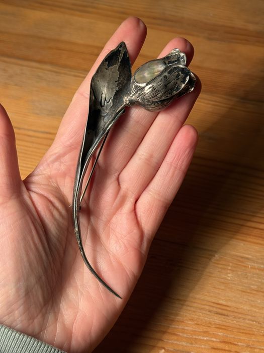 Srebrna broszka róża z masą perłową