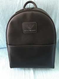 Mochila Armani em pele, cor preto. (Nova)