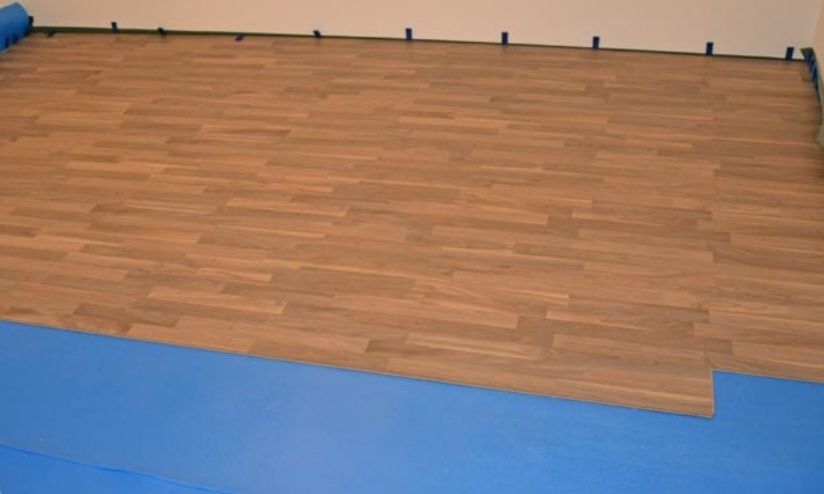 Układanie paneli podłogowych, laminowanych, deski 3-warstwowej.