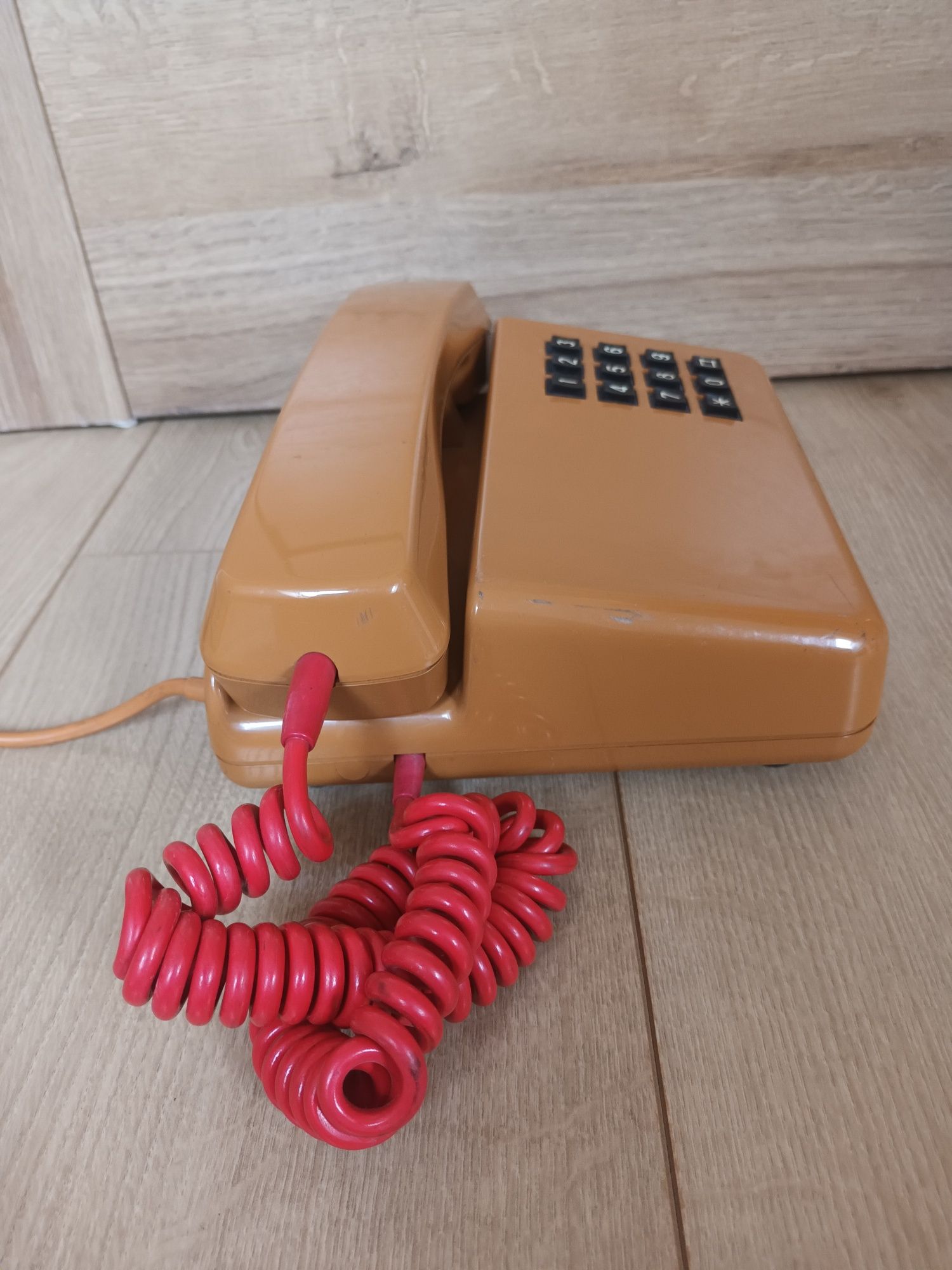 Telefon stacjonarny Telkom RWT Tulipan z 1986 roku