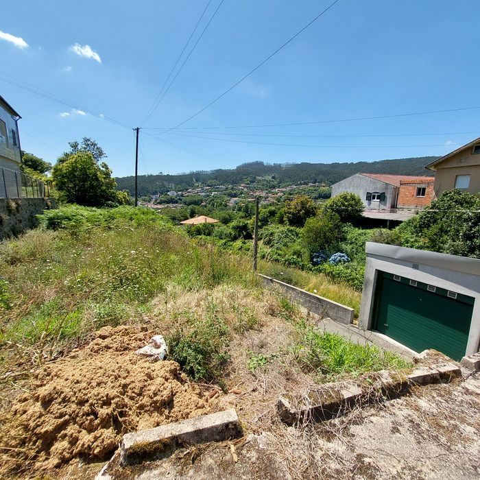 Construção em pedra com terreno