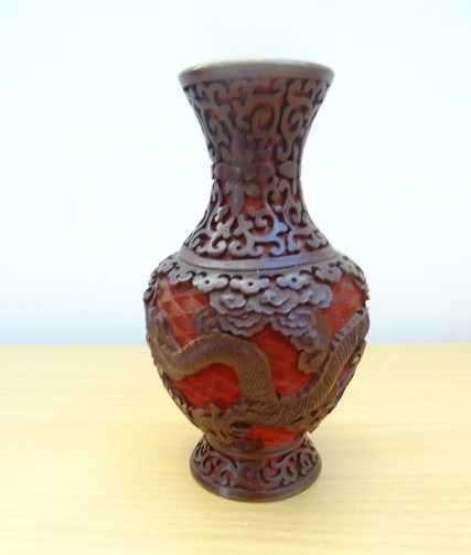 Wazon z rzeźbą z laki