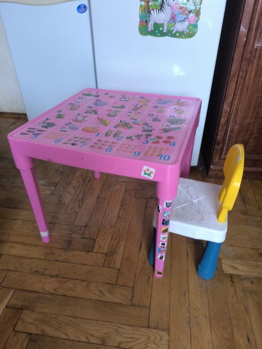 Стіл і стілець дитячі.Пластик