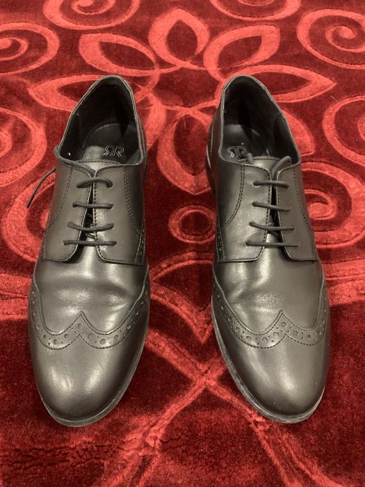 Sapatos pretos rasos em pele con atacadores