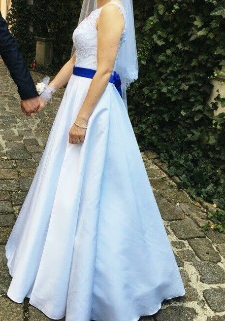 Biała ślubna sukienka z granatowym paskiem