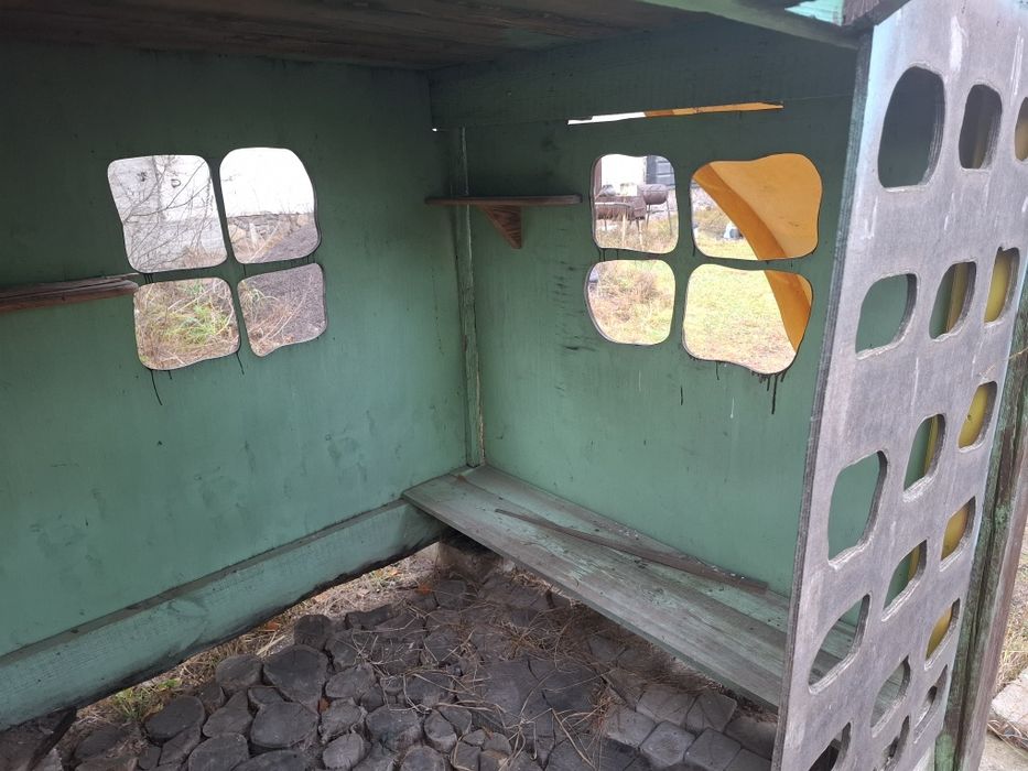 Дерев'яний дитячий будиночок з гіркою