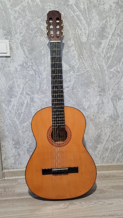 Гитара шестиструнка