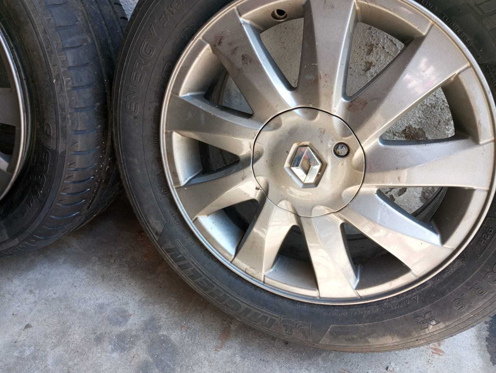Vende se conjunto de pneus com jantes de liga leve 16/ 5 furos