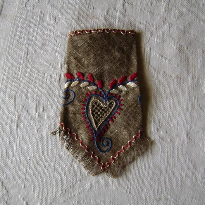 Lenço de bolso Coração de Viana bordado - linho