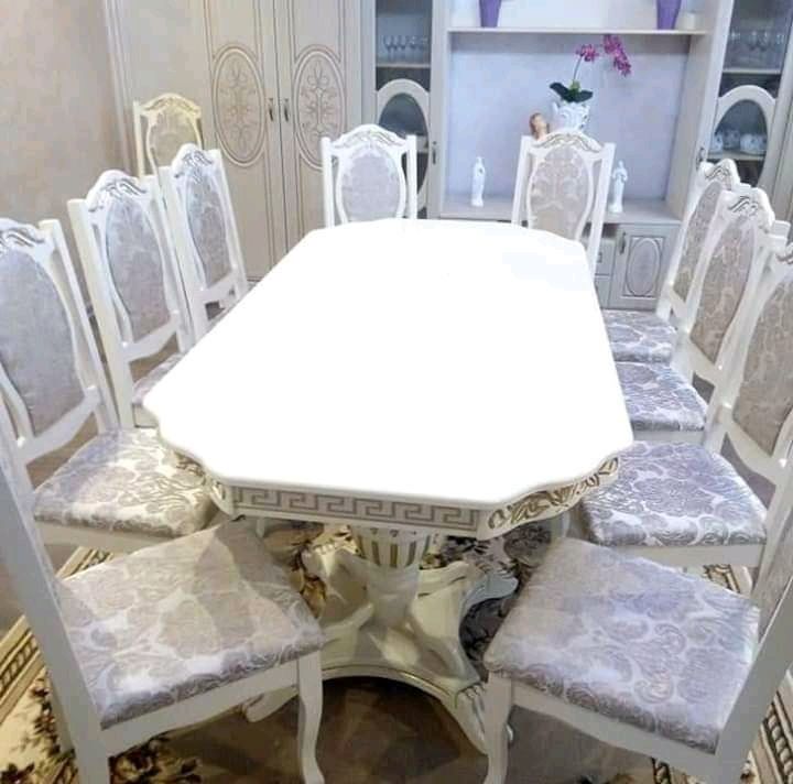 Дерев'яні столи.