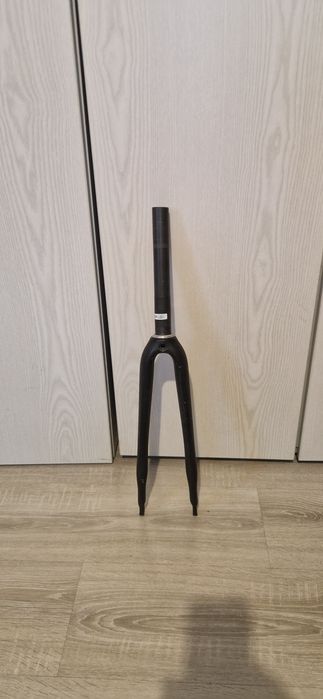 Widelec szosowy karbonowy