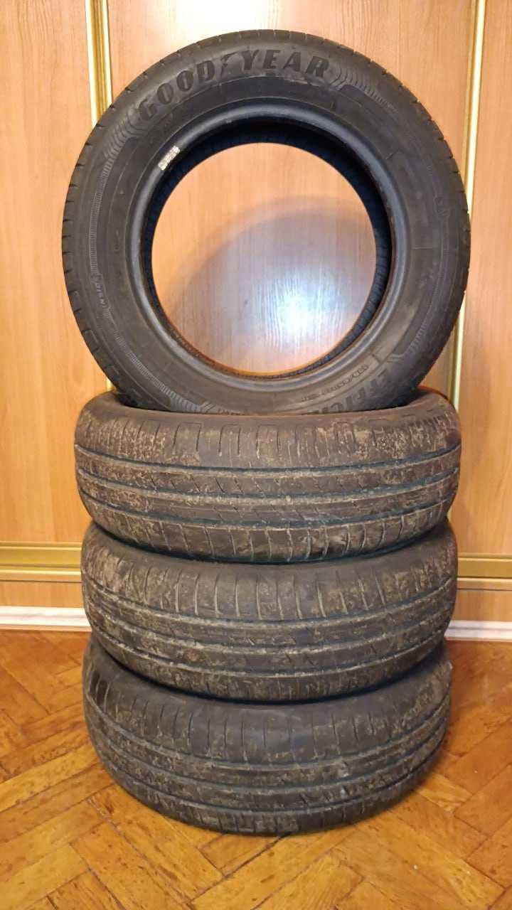 Автомобільні шини Goodyear EfficientGrip Performance 195/65 R15