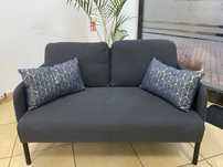 Szara sofa 2-osobowa
