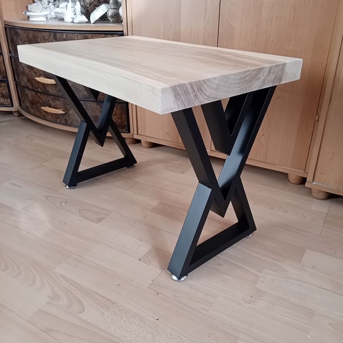 Stolik okolicznościowy. Jesion i metal.