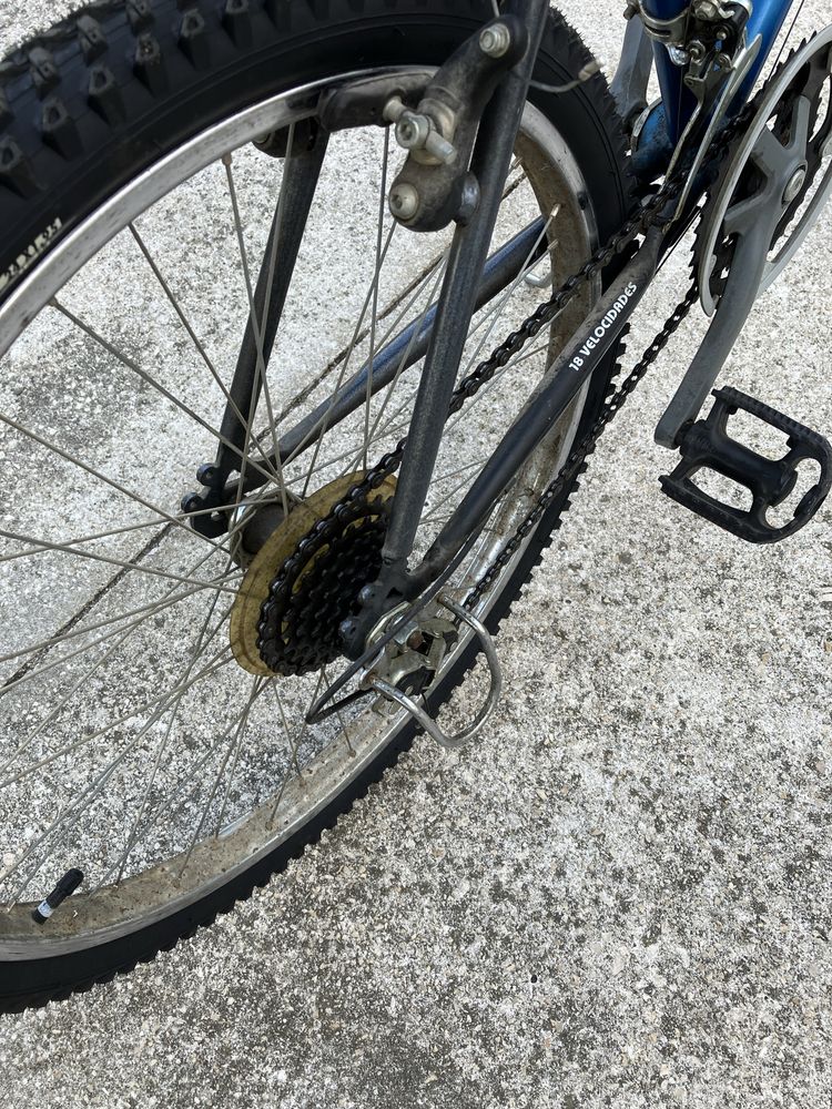 Bicicleta de roda 24 com pneus e câmaras de ar novos.