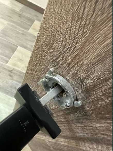 Установка монтаж и ремонт дверей. Ремонт замков, ручек петель уплотнит