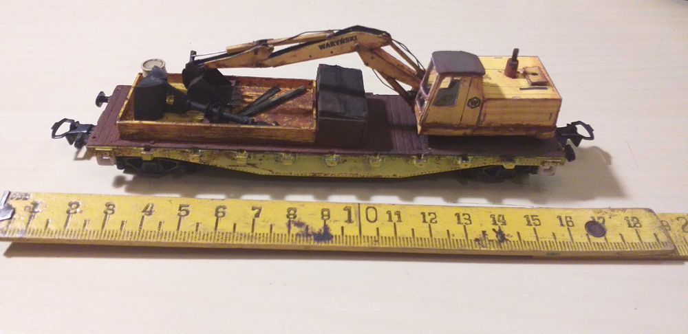Wagon z koparką Waryński skala H0 1/87