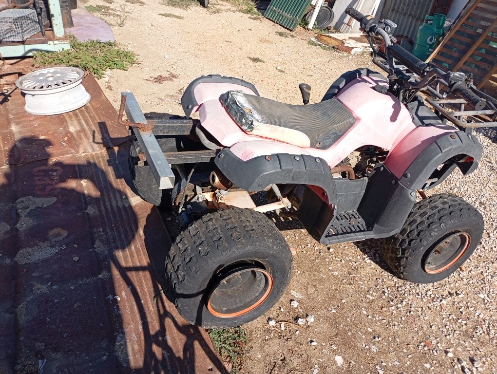 Moto 4 a gasolina a precisar de algum restauro