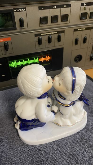 Статуэтка дети целуются. Фарфор.