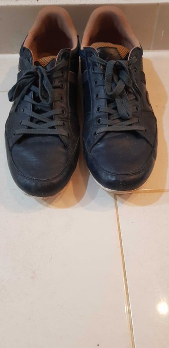 Tenis e camisa em bom estado