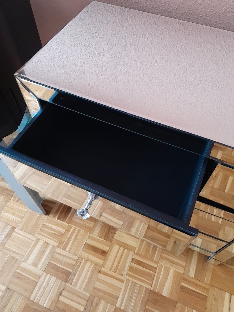 Toaletka lustrzana z szafką