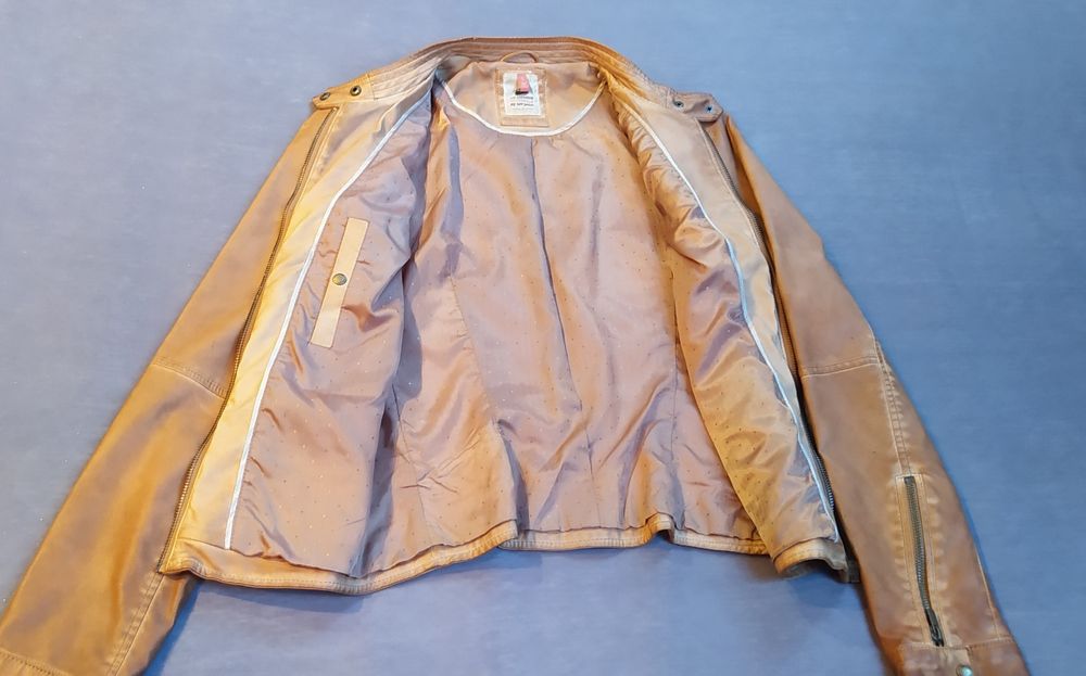 Brązowa kurtka ramoneska