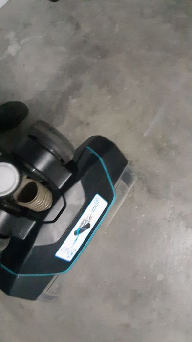 Dois aspiradores a bateria