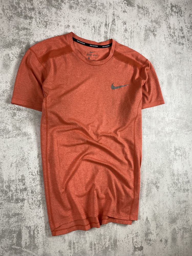 Яскрава енергія: спортивна футболка Nike у помаранчево