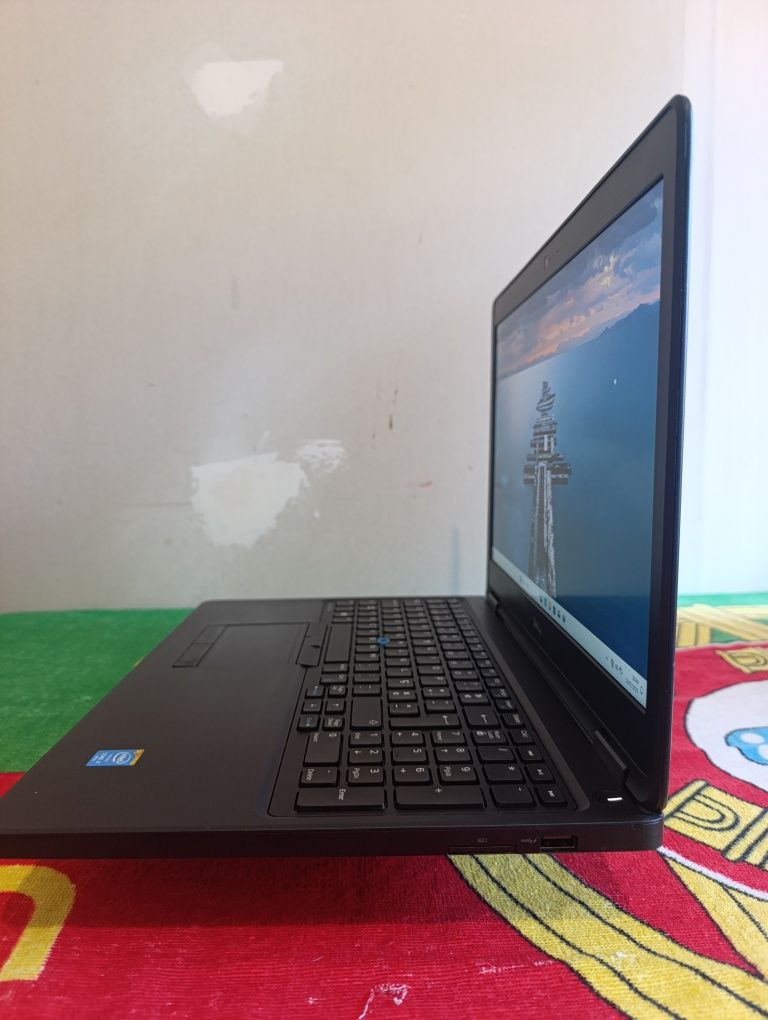 Dell Latitude E5550 (i7-5600U- 16GB RAM - 256GB SSD- GeForce 840M 2GB)