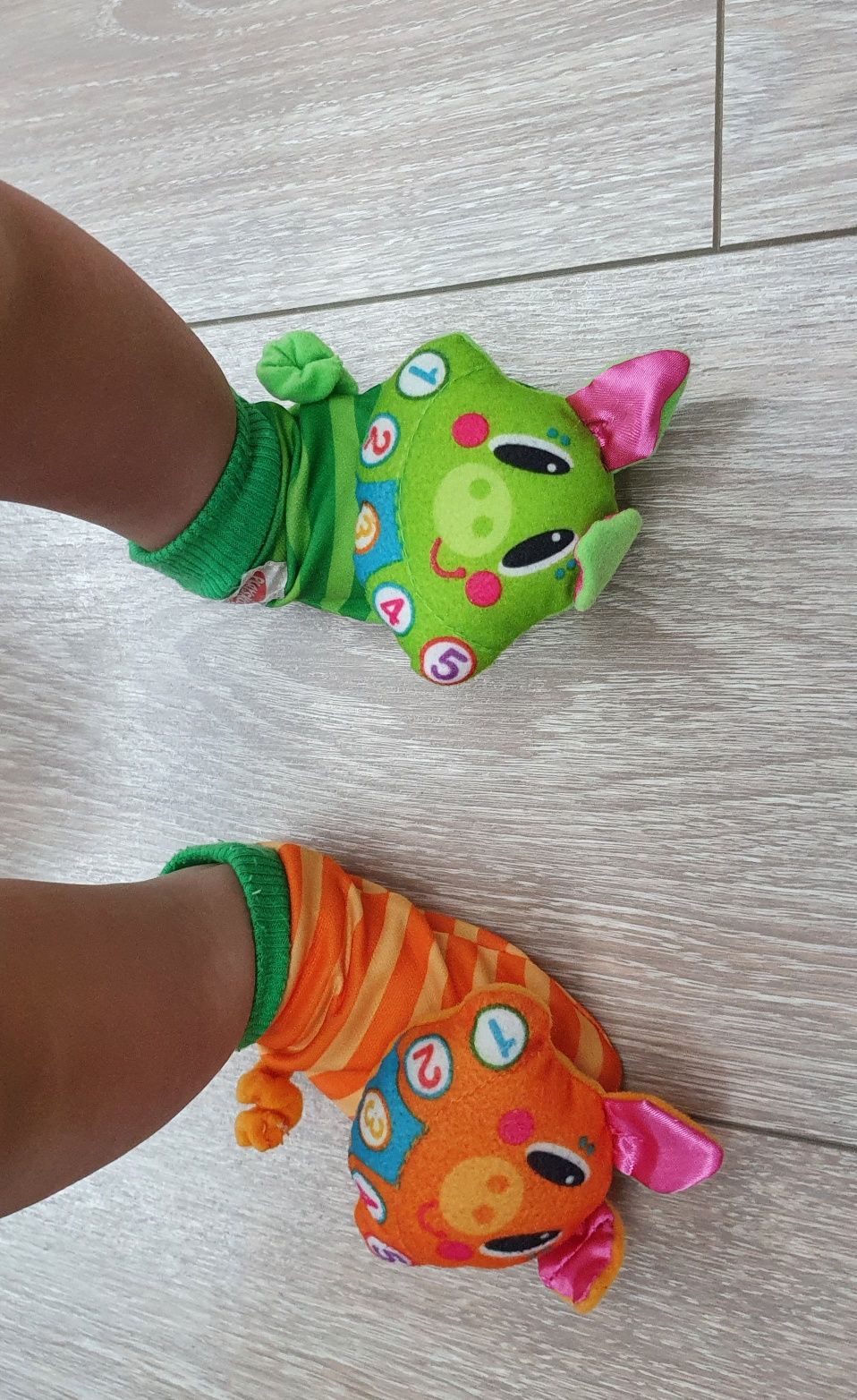 Детские носочки - погремушки для грудничков Playskool