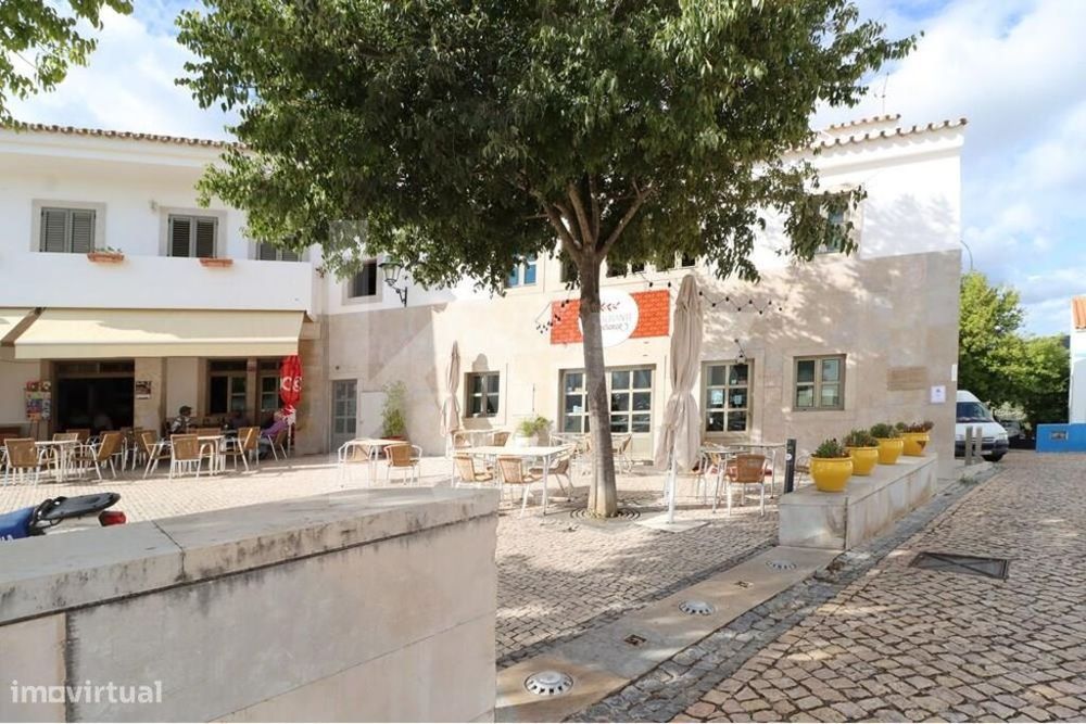 Restaurante com 3 pisos, várias dependências e anexos em Querença