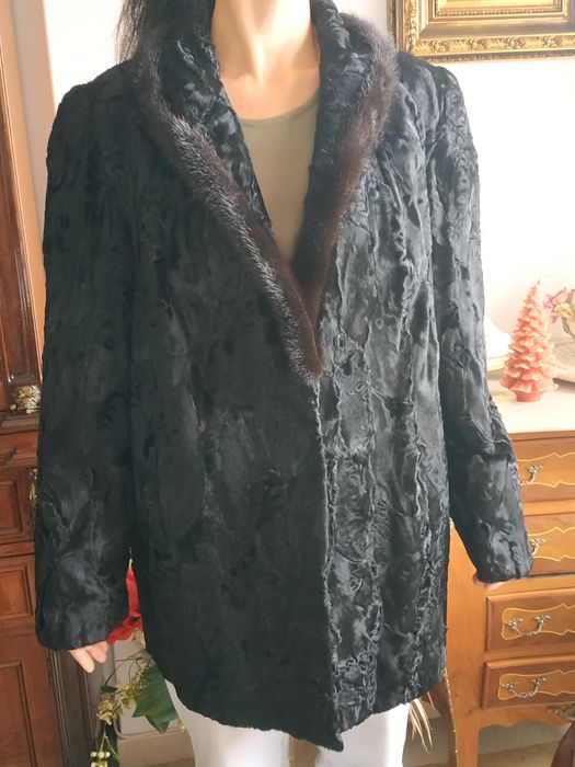 Casaco de pele genuíno Astrakan com gola em vison