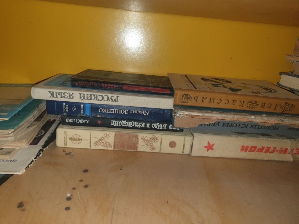 Книги отдам пару мешков ,самовывоз если оптом всё