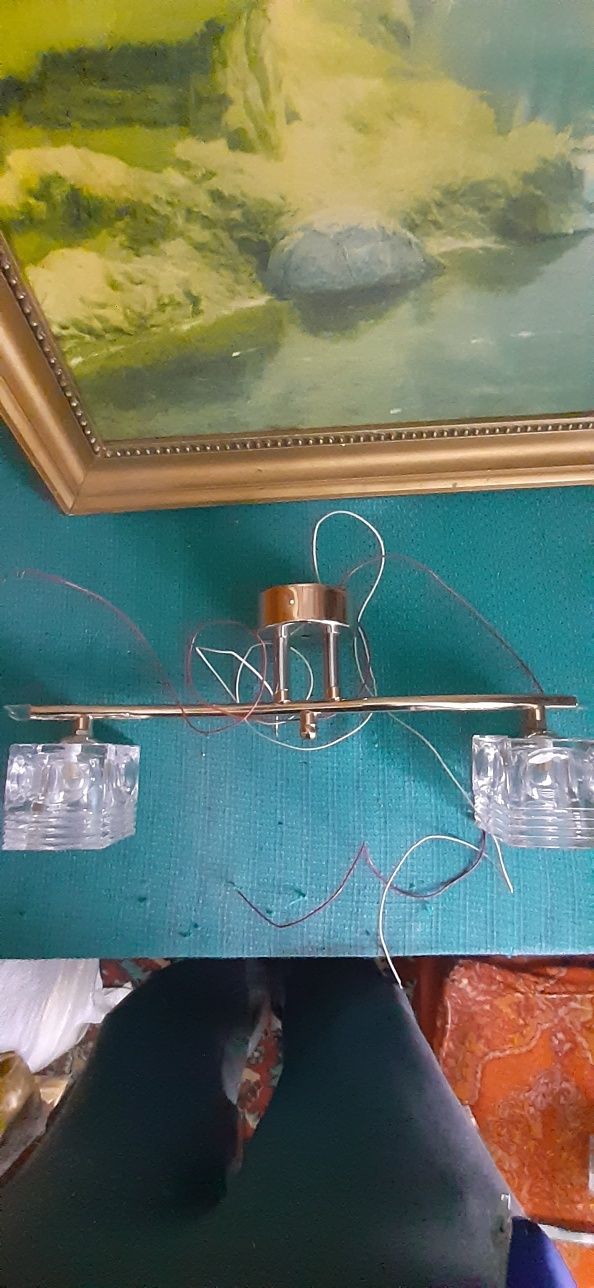 Люстра - светильник в нормальном состоянии на два хрустальных плафона.