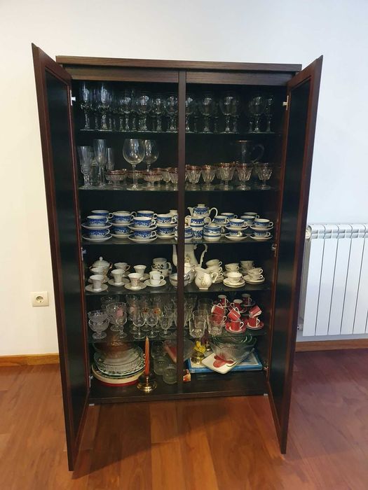 Cristaleira com portas de vidro fosco preto