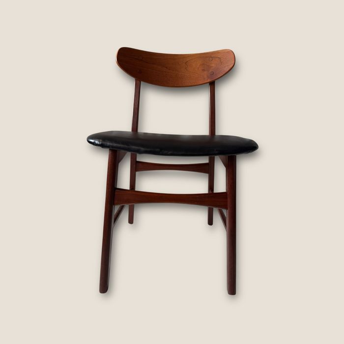 Zestaw 3 różnych, duńskich krzeseł z lat 60. – teak i czarna skóra