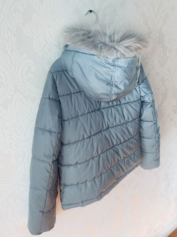 Piękna puchowa opalizująca kurtka Guess, M
