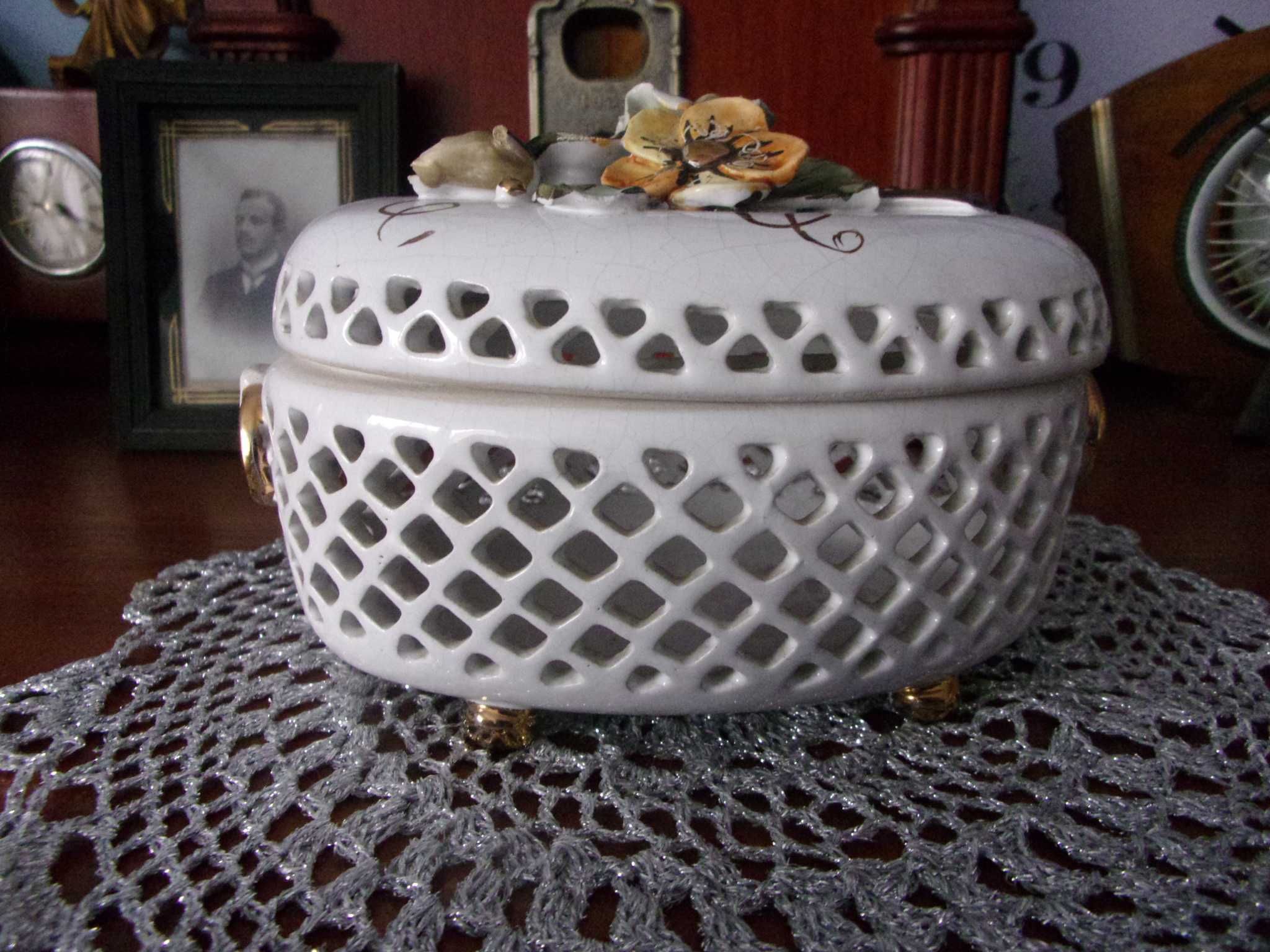 Piękny  Angielska  porcelanowy ażurowy  koszyczek bogato zdobiony
