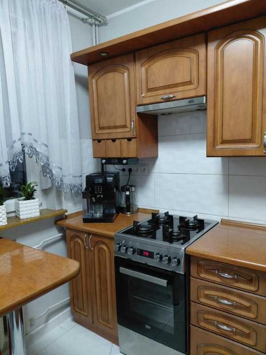 Komplet mebli kuchennych wraz z wyposażeniem.